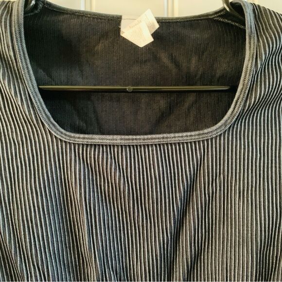 Aerie Offline Black Sidewalk Seamless Ribbed Long Sleeve Cropped Top | Medium - Picture 4 of 5